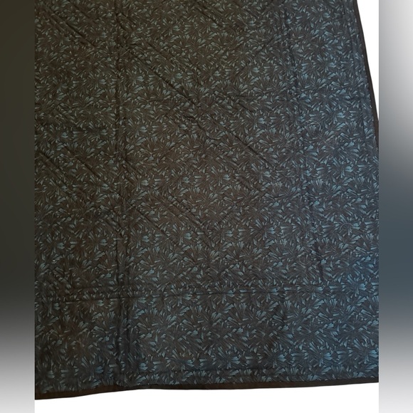 Handcrafted Quilt and Matching Runner Tapestry Set - Picture 6 of 14